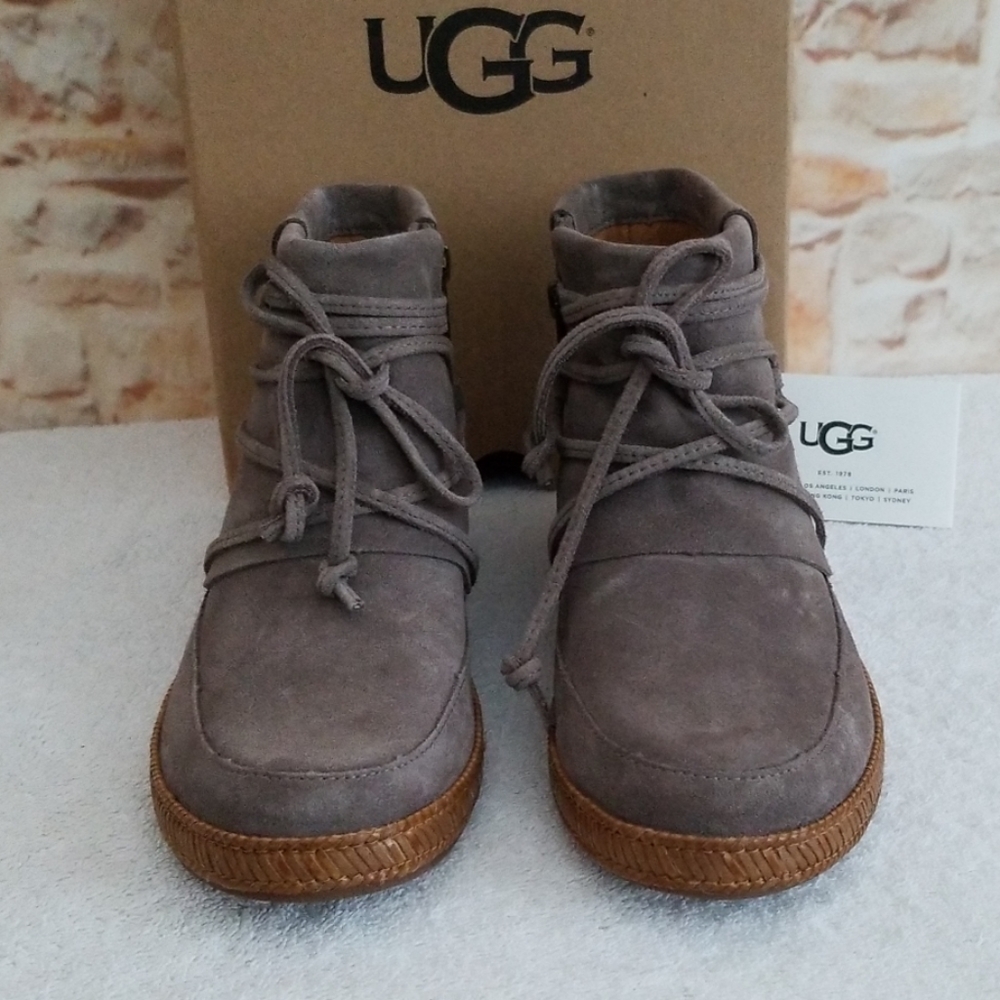 New Ugg Reid Suede Bootie - Picture 2 of 7